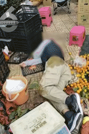 昆明一老人趕集摔倒壓壞水果攤！中午就帶著家屬找來了，攤主慌了……
