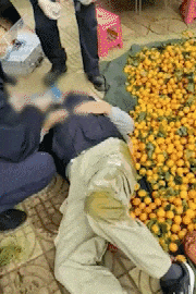 昆明一老人趕集摔倒壓壞水果攤！中午就帶著家屬找來了，攤主慌了……