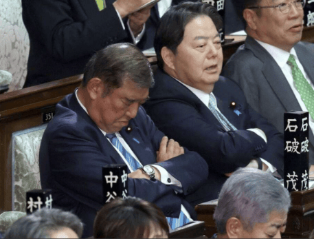 石破茂被指在首相指名選舉時(shí)打瞌睡，日本政府回應(yīng)：他吃了感冒藥
