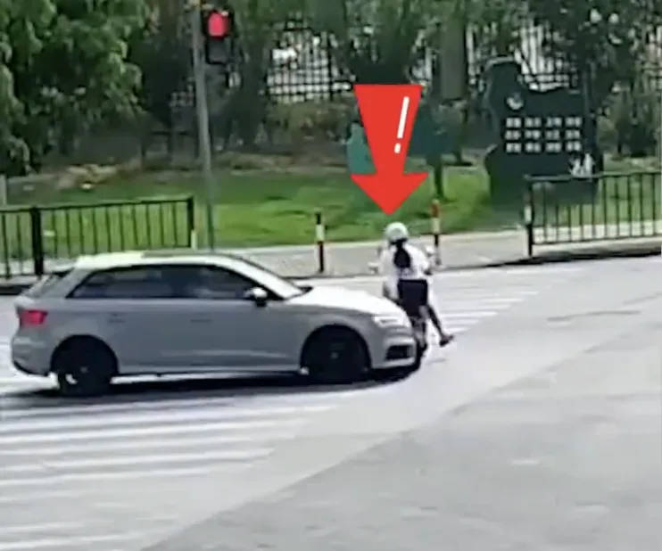 女子闖紅燈被撞反問“車主無責嗎？”，交警的回答全網怒贊！