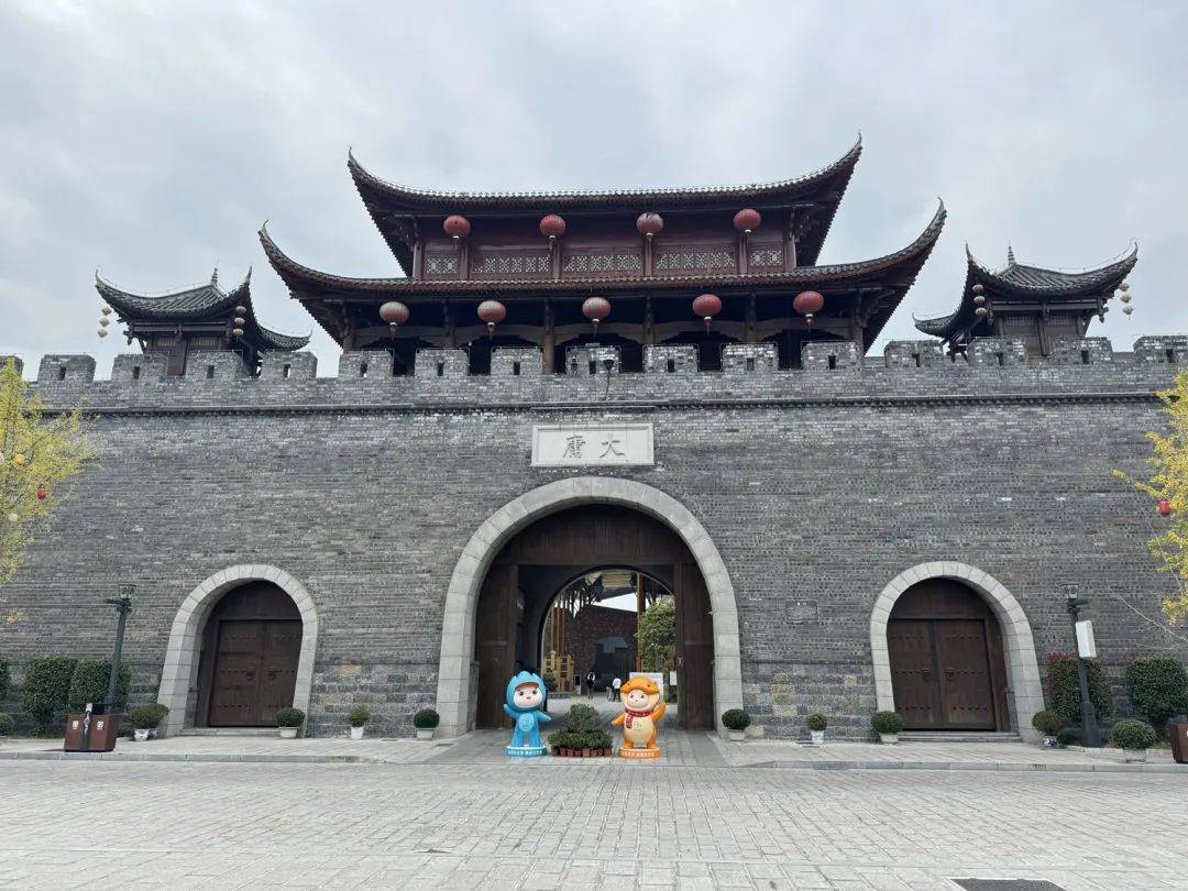 投資20億的古城變“空城”，游客中心燈都沒(méi)開(kāi)
