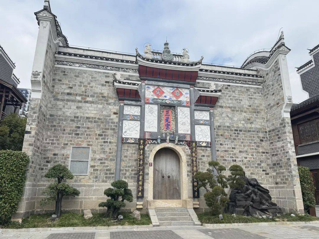 投資20億的古城變“空城”，游客中心燈都沒(méi)開(kāi)