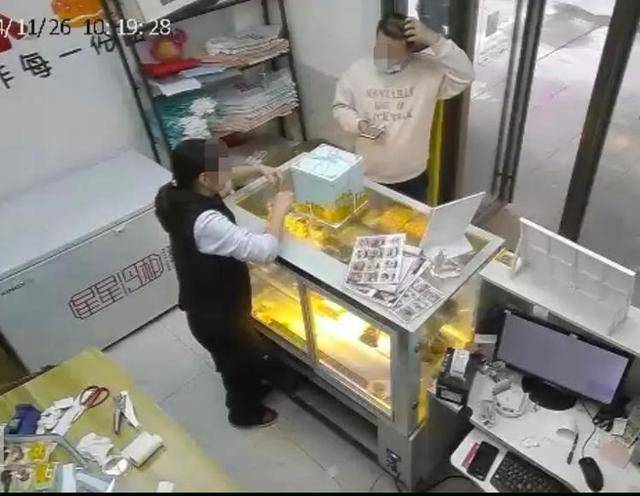 因蛋糕上放鮮花20多家店被同一人舉報(bào)，商家懷疑職業(yè)打假，舉報(bào)者回應(yīng)