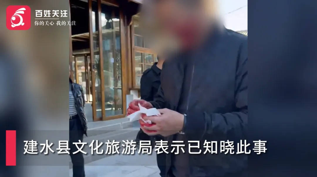 云南一古城商戶與游客起沖突，商戶放話：“打電話叫人把你們砍死！”
