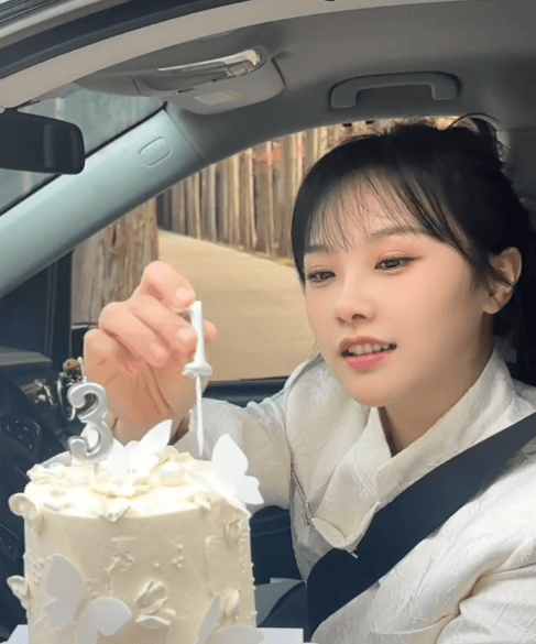 熱搜第一！“挖呀挖”黃老師疑開豪車引熱議
