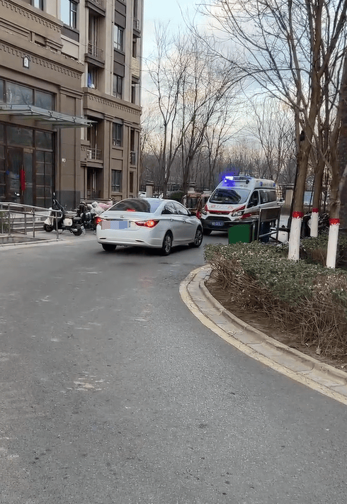 私家車未讓救護車反而步步緊逼，目擊者：老人遺憾離世，河北警方：行政拘留！