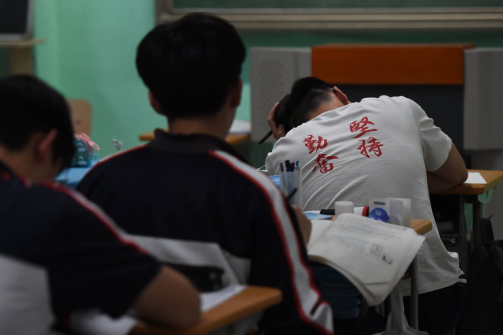 晚自習(xí)上廁所要開醫(yī)院證明？反人性的教育該消停了