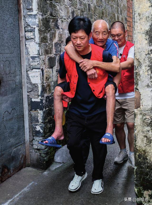 瞭望·治國理政紀(jì)事｜“我也是個老基層”
