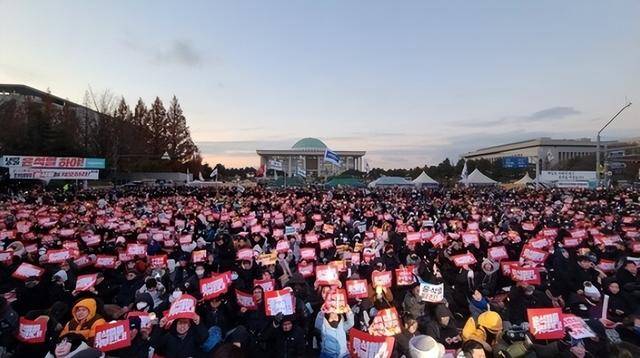 彈劾尹錫悅不成改逮捕，執(zhí)政黨又卡Bug：總統(tǒng)會(huì)簽字逮捕自己？