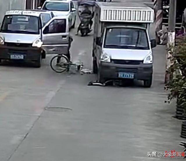 男孩騎單車(chē)遭遇“開(kāi)門(mén)殺”，摔倒后又被小貨車(chē)碾壓 廣東汕頭有關(guān)部門(mén)：及時(shí)送醫(yī)，無(wú)生命危險(xiǎn)