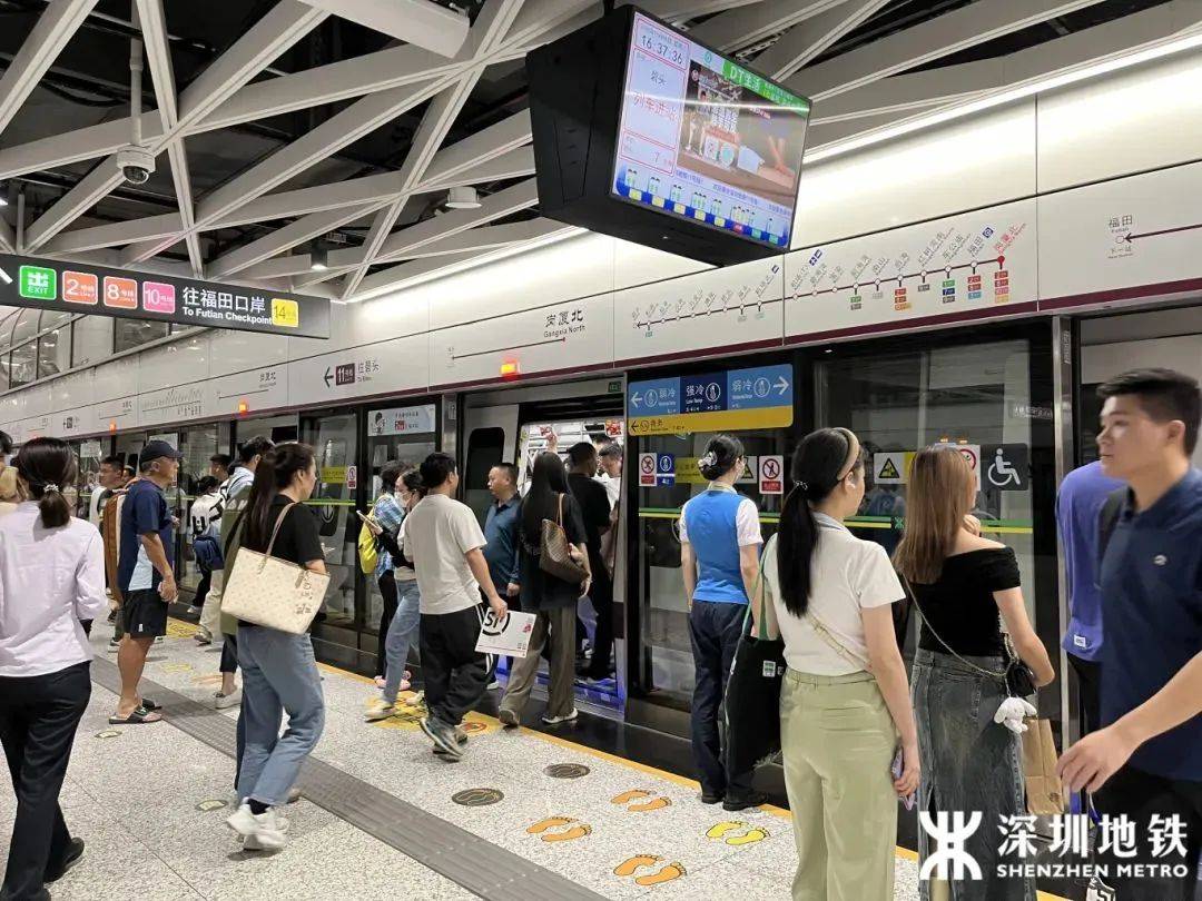 “5趟都沒擠上！”深圳地鐵11號線恢復早高峰商務車廂核準首日