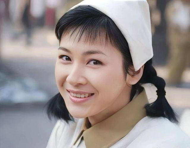 富商周旭輝，44歲娶小12歲女星童蕾，獲刑3年后，妻女過得如何？