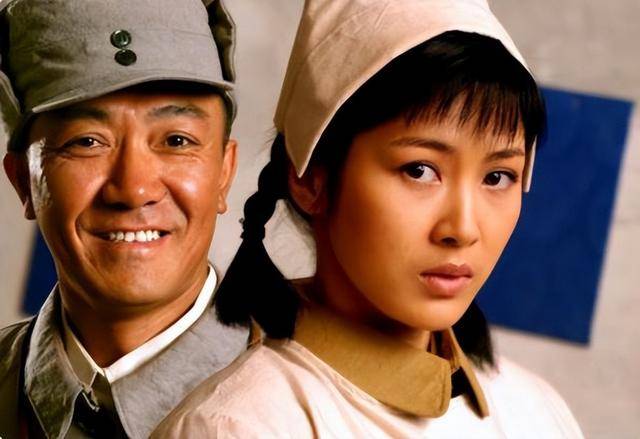 富商周旭輝，44歲娶小12歲女星童蕾，獲刑3年后，妻女過得如何？