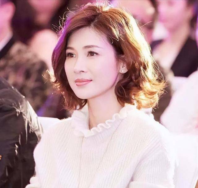 富商周旭輝，44歲娶小12歲女星童蕾，獲刑3年后，妻女過得如何？