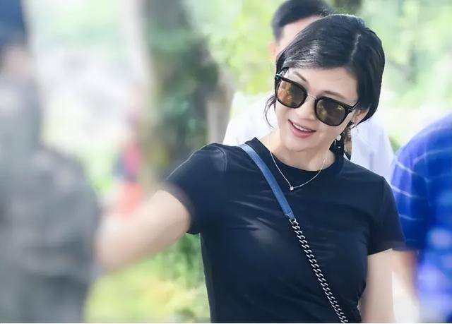 富商周旭輝，44歲娶小12歲女星童蕾，獲刑3年后，妻女過得如何？