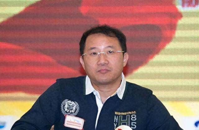富商周旭輝，44歲娶小12歲女星童蕾，獲刑3年后，妻女過得如何？