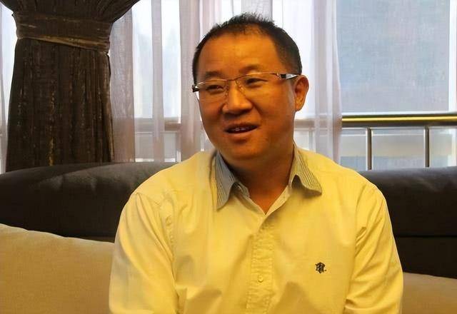 富商周旭輝，44歲娶小12歲女星童蕾，獲刑3年后，妻女過得如何？