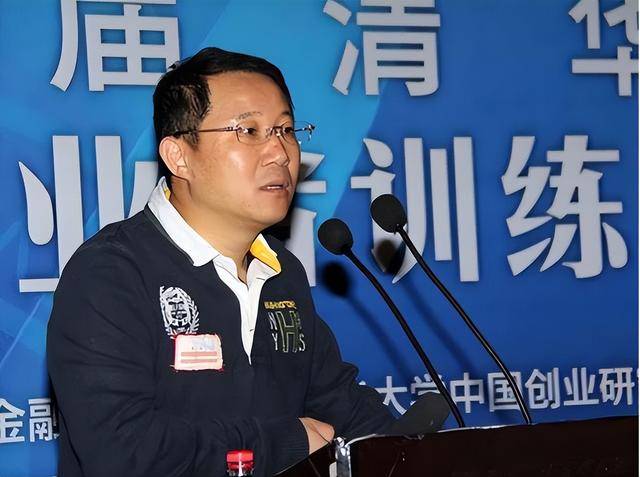 富商周旭輝，44歲娶小12歲女星童蕾，獲刑3年后，妻女過得如何？
