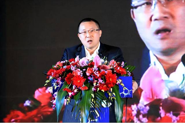 富商周旭輝，44歲娶小12歲女星童蕾，獲刑3年后，妻女過得如何？