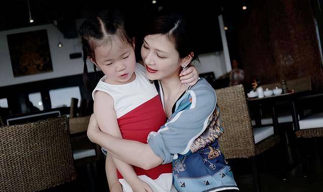 富商周旭輝，44歲娶小12歲女星童蕾，獲刑3年后，妻女過得如何？