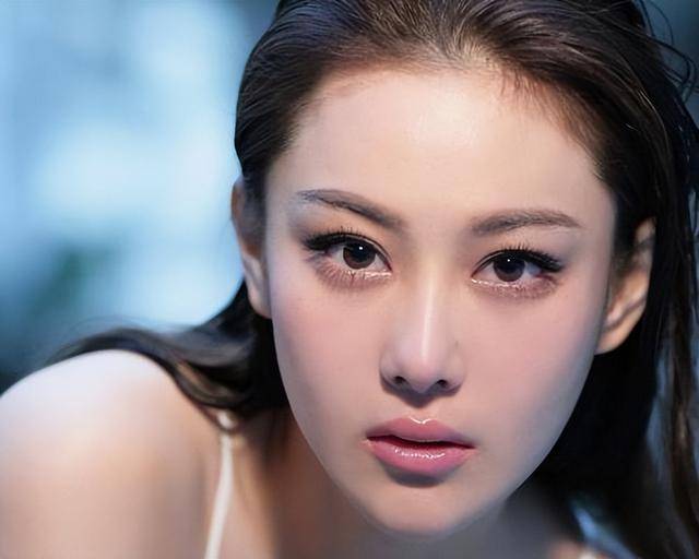 富商周旭輝，44歲娶小12歲女星童蕾，獲刑3年后，妻女過得如何？