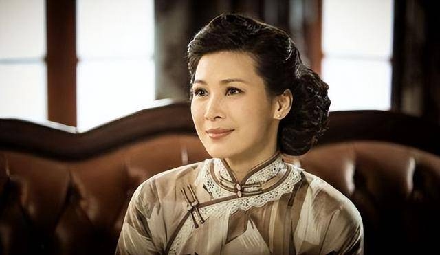 富商周旭輝，44歲娶小12歲女星童蕾，獲刑3年后，妻女過得如何？