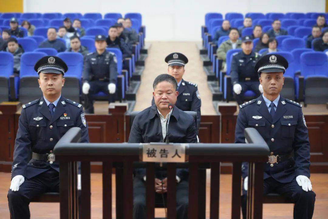 貴州省委政法委原副書(shū)記劉文新一審被判死緩 細(xì)節(jié)披露：逃避安檢帶25把管制刀具上飛機(jī)