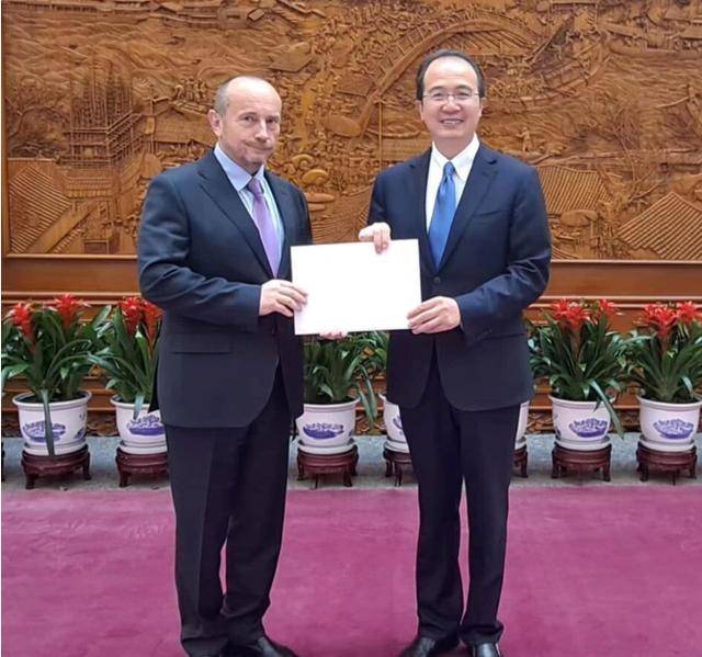 安理會爭吵，中方話音剛落，烏駐華大使被免職，基輔政策有變？