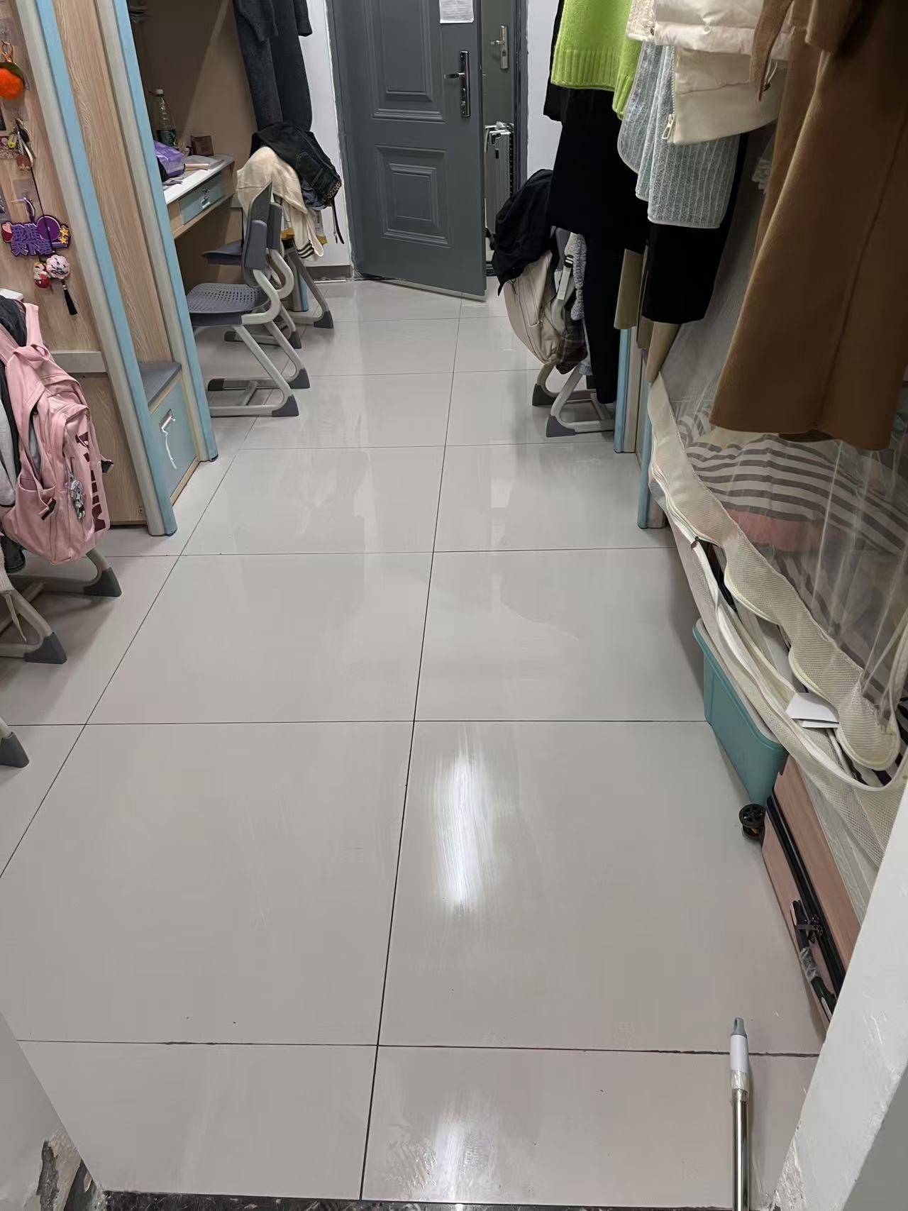 女大學(xué)生做宿舍保潔，半月接8單，全屋打掃49元，局部15元，回應(yīng)：想增加生活體驗(yàn)