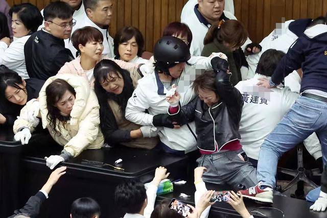 民進黨18位民代集體缺席，藍營青年痛批“根本是愧對支持者”