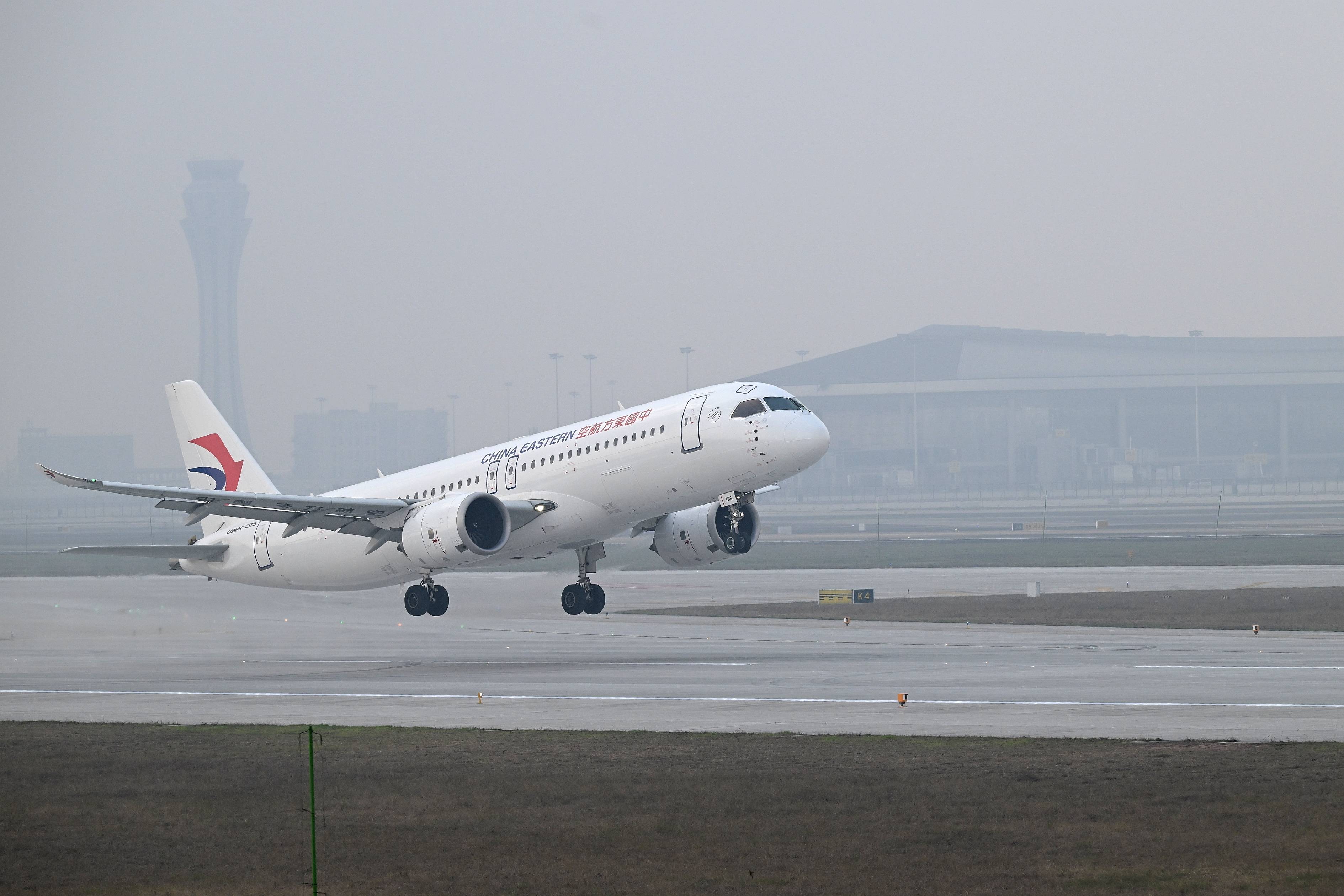 正式啟用！C919在第四跑道首飛，江北機(jī)場進(jìn)入四跑道時(shí)代