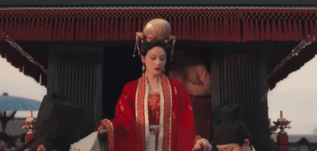 全網(wǎng)熱議，張馨予的頭上為什么要頂個“鳥窩”？