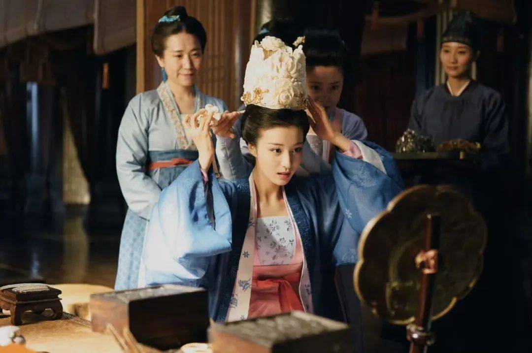 全網(wǎng)熱議，張馨予的頭上為什么要頂個“鳥窩”？