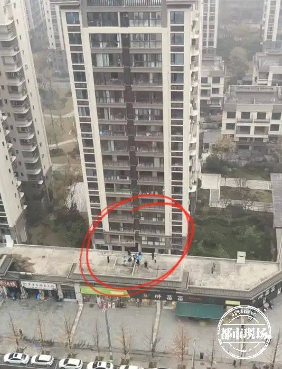 7歲孩子墜樓身亡！網(wǎng)友稱事發(fā)時(shí)，其父正在裝修作業(yè)？