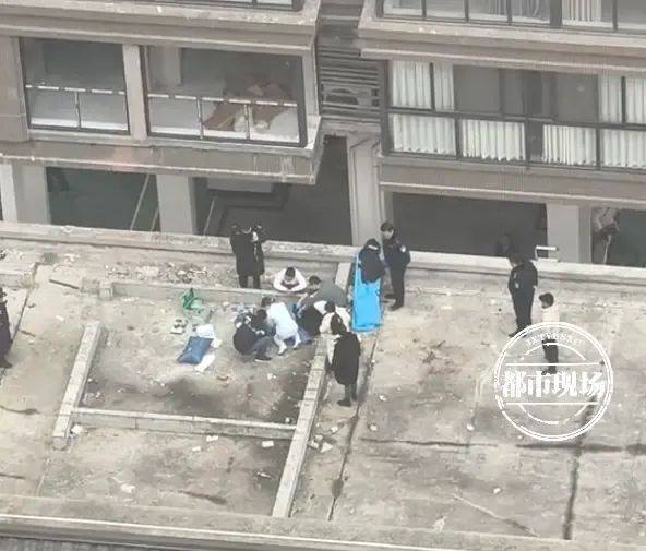 7歲孩子墜樓身亡！網(wǎng)友稱事發(fā)時(shí)，其父正在裝修作業(yè)？