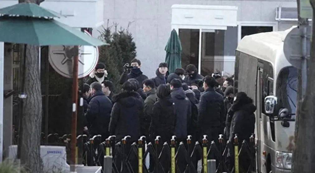終于出兵了，尹錫悅武力拒捕，外援已到總統(tǒng)府，中方這次相信韓國(guó)