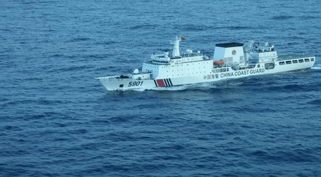 中方在黃巖島升旗后，美航母殺了個回馬槍！關鍵時刻，解放軍動真格了