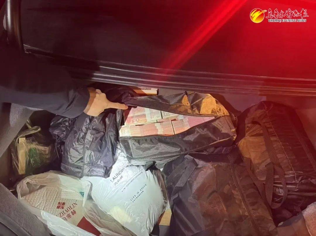 烏魯木齊一車主550萬元現(xiàn)金放車上，車門還沒鎖......