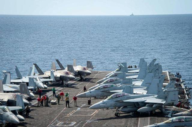 中美軍機黃巖島交鋒：美偵察機從頭頂飛過，轟6K掛彈升空