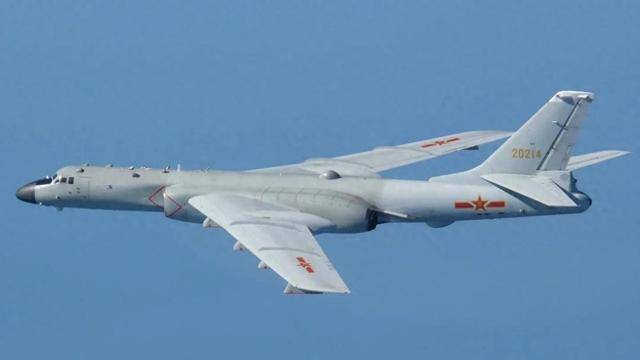 中美軍機黃巖島交鋒：美偵察機從頭頂飛過，轟6K掛彈升空