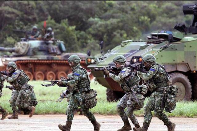 解放軍強(qiáng)力“打獨(dú)”效果顯現(xiàn)：島內(nèi)戰(zhàn)機(jī)沒(méi)人開(kāi)，坦克沒(méi)人駕駛，賠錢(qián)退伍暴增4倍！