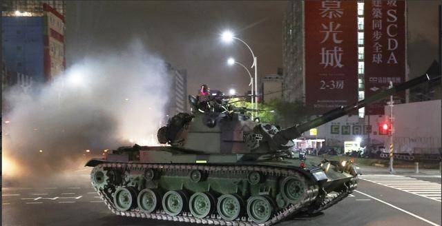 解放軍強(qiáng)力“打獨(dú)”效果顯現(xiàn)：島內(nèi)戰(zhàn)機(jī)沒(méi)人開(kāi)，坦克沒(méi)人駕駛，賠錢(qián)退伍暴增4倍！