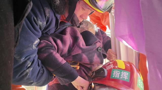 驚險(xiǎn)！北京西城一93歲老奶奶，卡在防盜窗里搖搖欲墜……