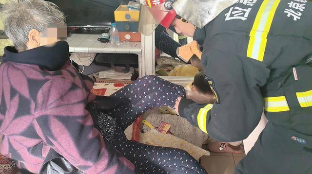 驚險(xiǎn)！北京西城一93歲老奶奶，卡在防盜窗里搖搖欲墜……