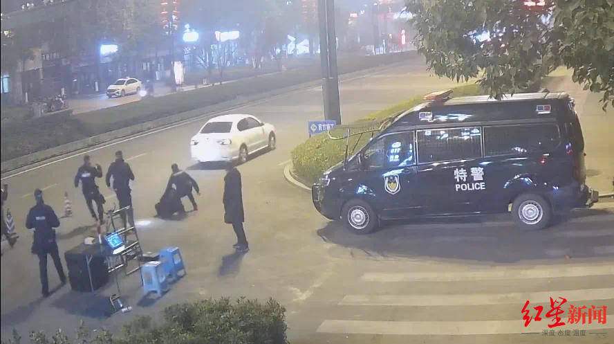 男子車內(nèi)放疑似槍支遇檢查強(qiáng)行沖卡致一輔警被拖行受傷，已被抓獲！“槍支”正在鑒定
