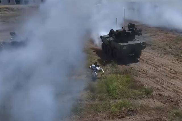 央視曝光解放軍演習(xí)：坦克和機(jī)器狗集群攻擊，美軍給島內(nèi)提了個(gè)醒
