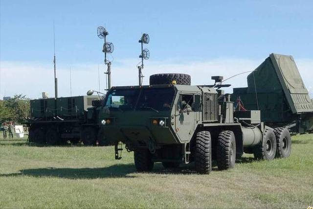 央視曝光解放軍演習(xí)：坦克和機(jī)器狗集群攻擊，美軍給島內(nèi)提了個(gè)醒