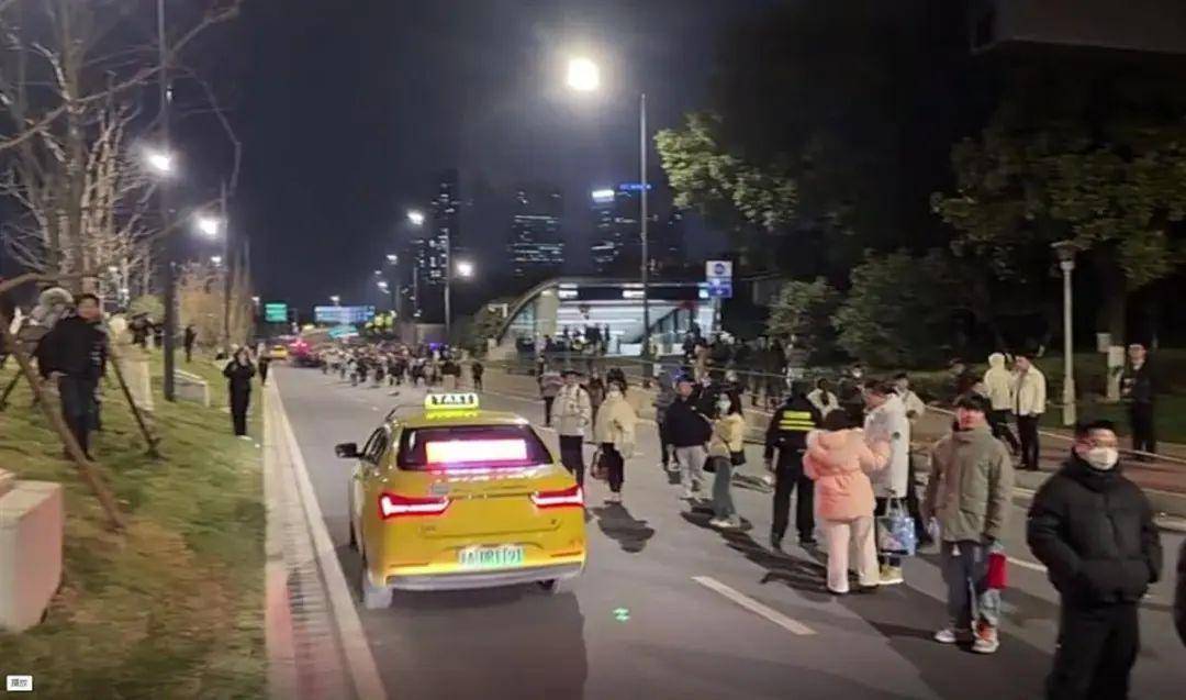 南京地鐵突發(fā)故障致大量乘客滯留，官方：正搶修，已安排接駁車