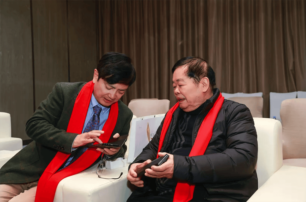 “網紅教授”鄭強與福建福耀科技大學創(chuàng)始人曹德旺同臺互動