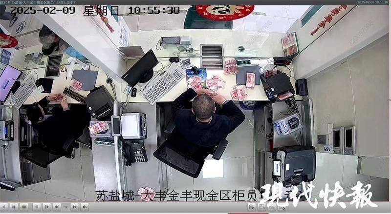 女子把17萬(wàn)元現(xiàn)金藏床底多年，發(fā)霉粘在了一起